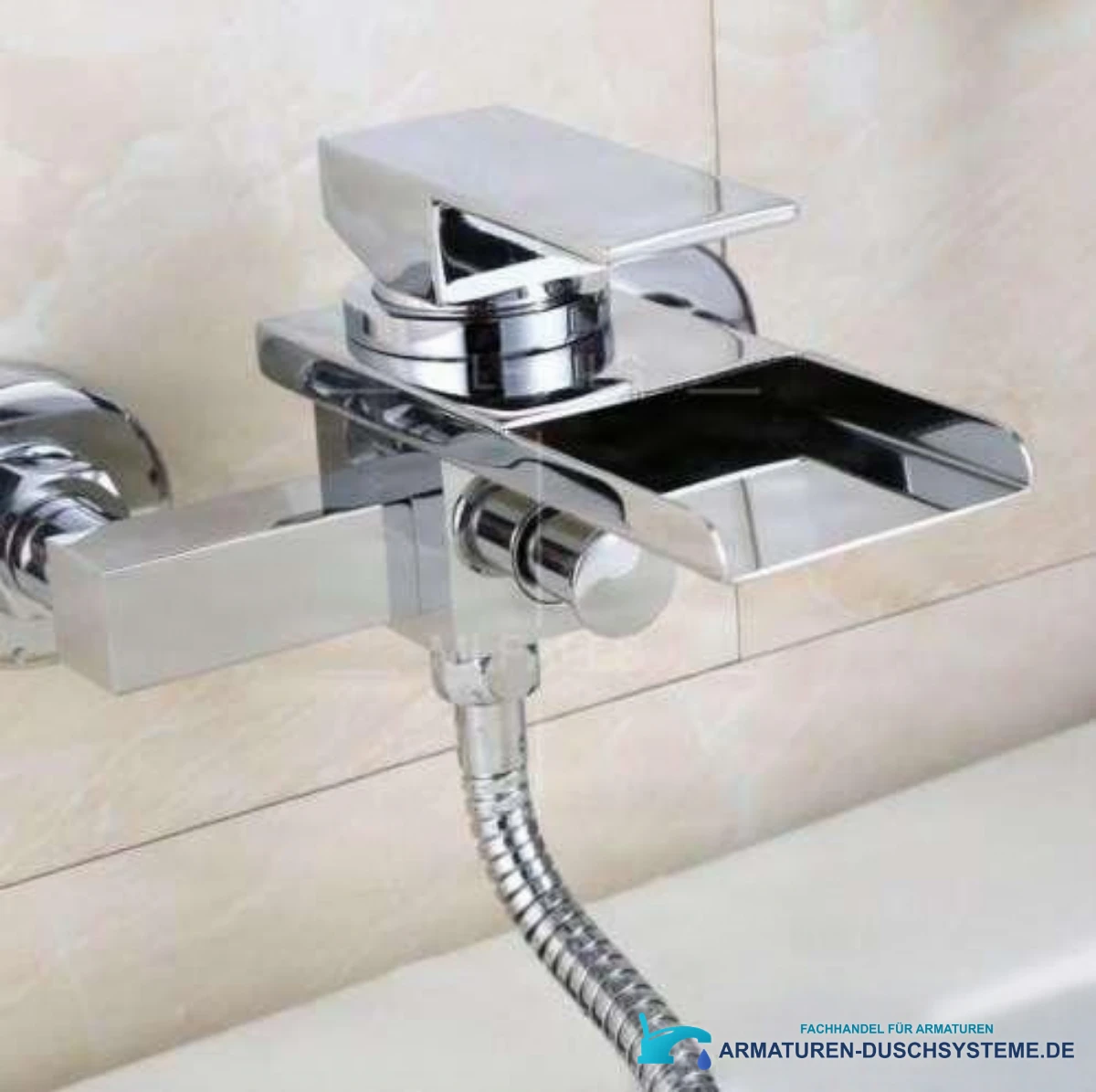 Wand-Wannenarmatur SK3542 mit Wasserfallauslauf im Einsatz über einer weißen Badewanne