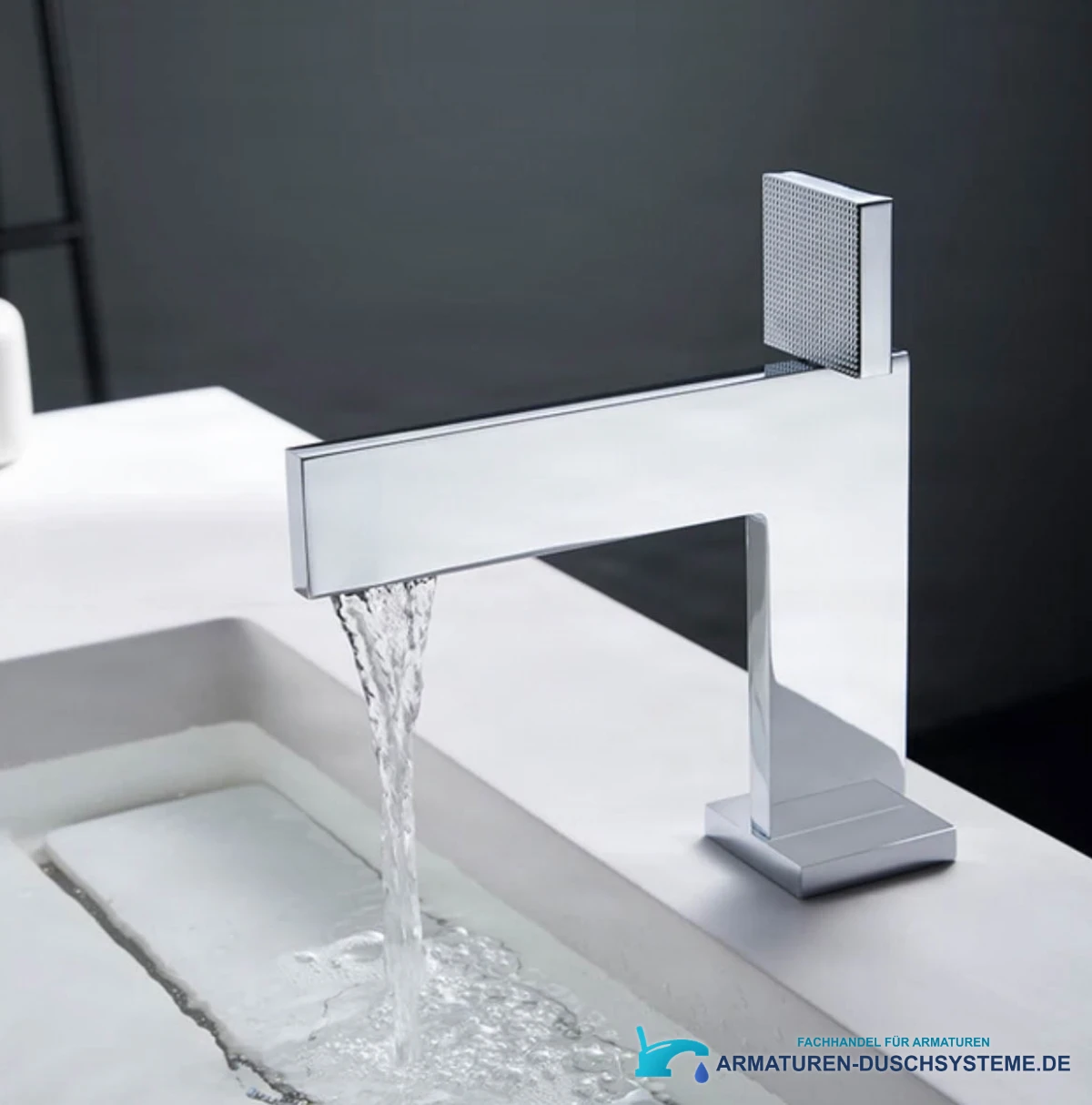 Luxus-Badarmatur ELITE EDITION BS1420 im Einsatz: weißes Waschbecken