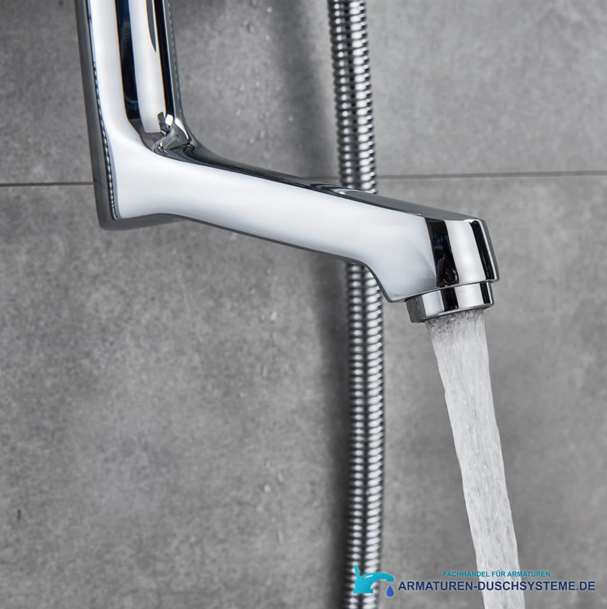 Detail des Wasserauslaufs am Duschpaneel EYN NTD0341