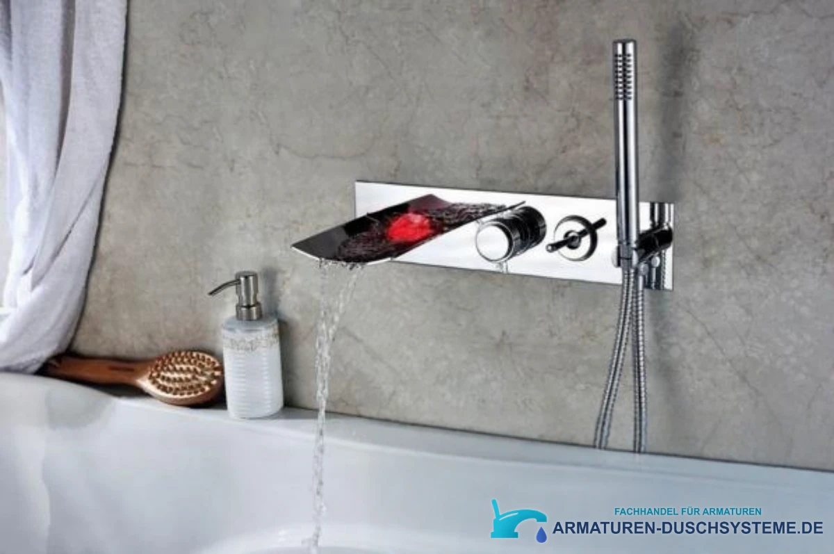 LED-Wandarmatur für die Badewanne SAK9671 im Bad mit rotem Wasserfalllicht