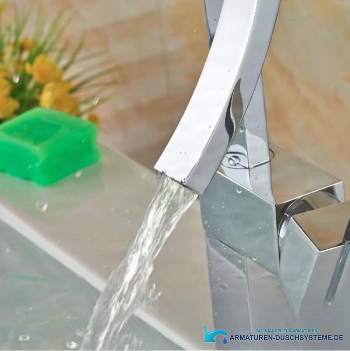 Detail des geschwungenen Auslaufs der Waschtischarmatur KA5711 mit breitem Wasserstrahl