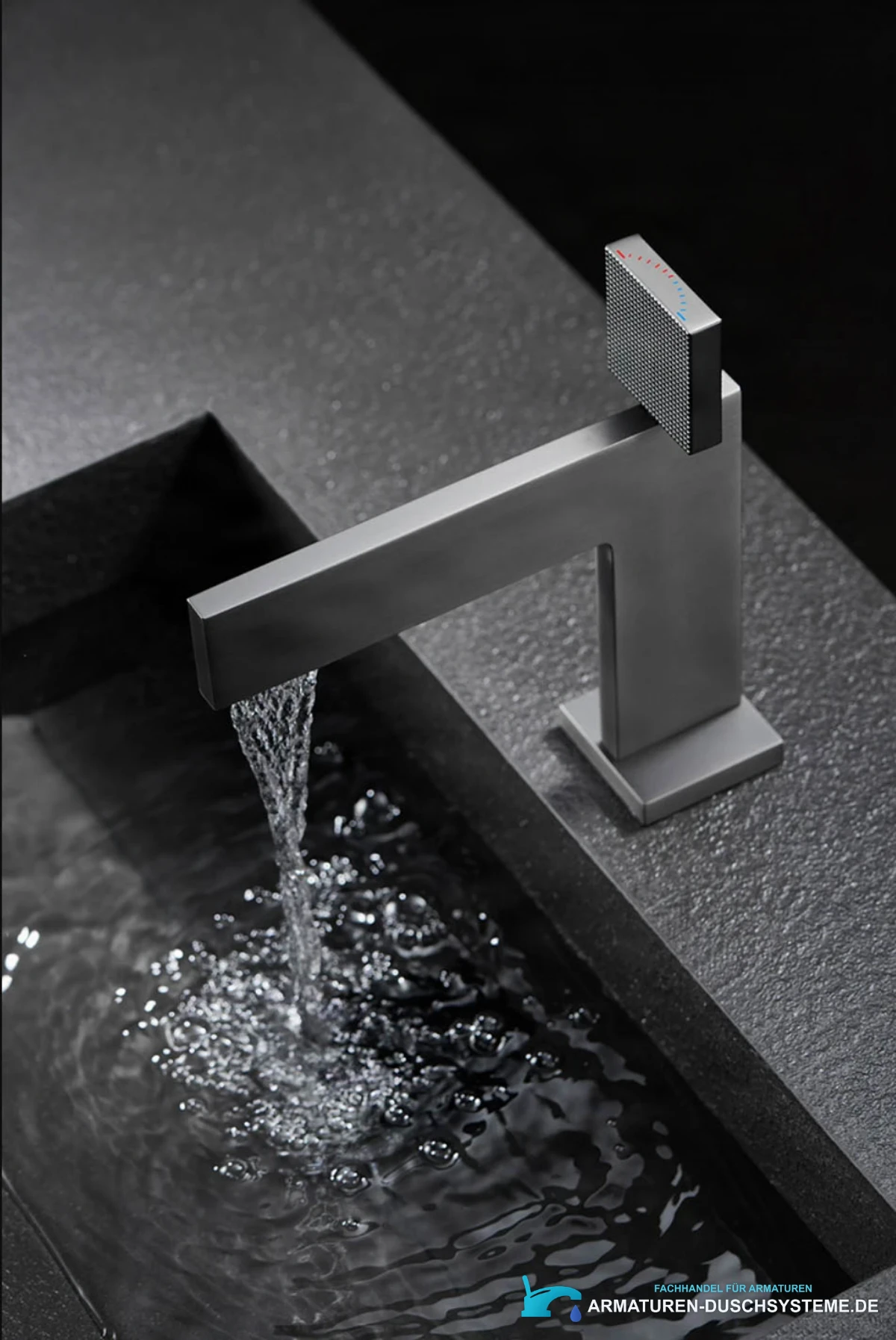 Luxus-Badarmatur ELITE EDITION BS1420 in Gebrauch an einem dunklen Waschbecken