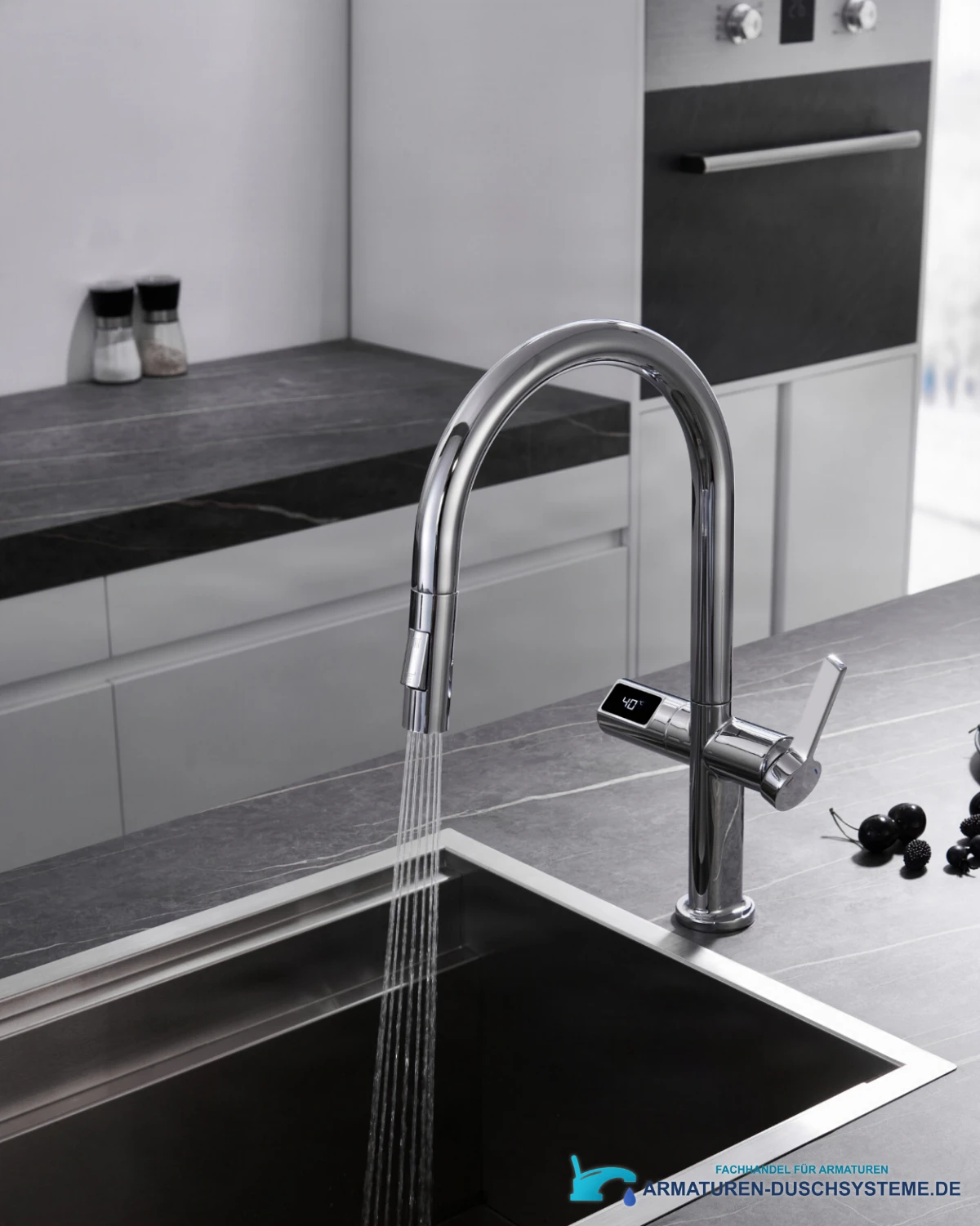 Ausziehbare Küchenarmatur ELITE EDITION KSS1700 im Einsatz mit Brausestrahl