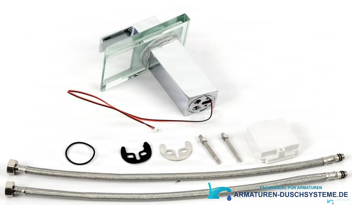 LED-Badarmatur EYN xl8002 – Komplettansicht mit Anschlussschläuchen und Montagesatz