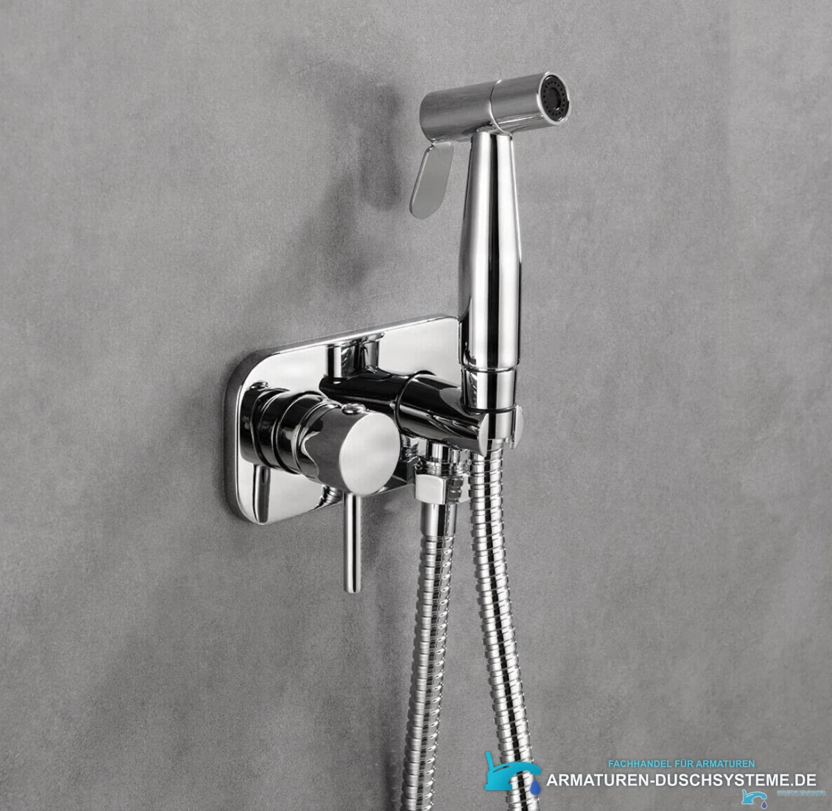 Unterputz-Wandarmatur für Bidet BB1637 montiert an grauer Badwand