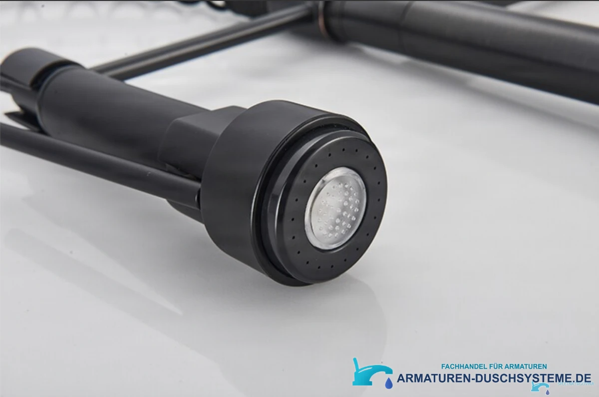 Detail des Brausekopfs der schwarzen Küchenarmatur 0141b mit zentralem LED-Einsatz