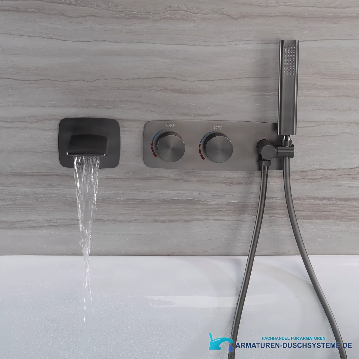 All ELITE EDITION BSC1715 im Einsatz: Wannenwand mit Gunmetal-Bedienelementen und Auslauf