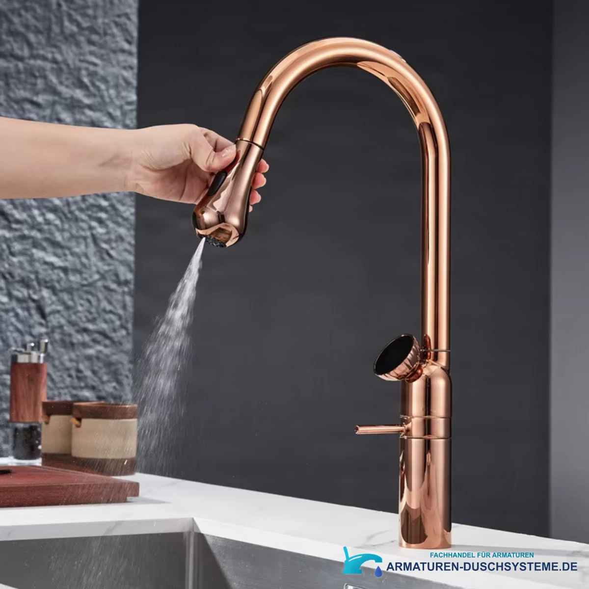 Luxus-Küchenarmatur ELITE EDITION KF1694 in Roségold bei der Verwendung am Spülbecken