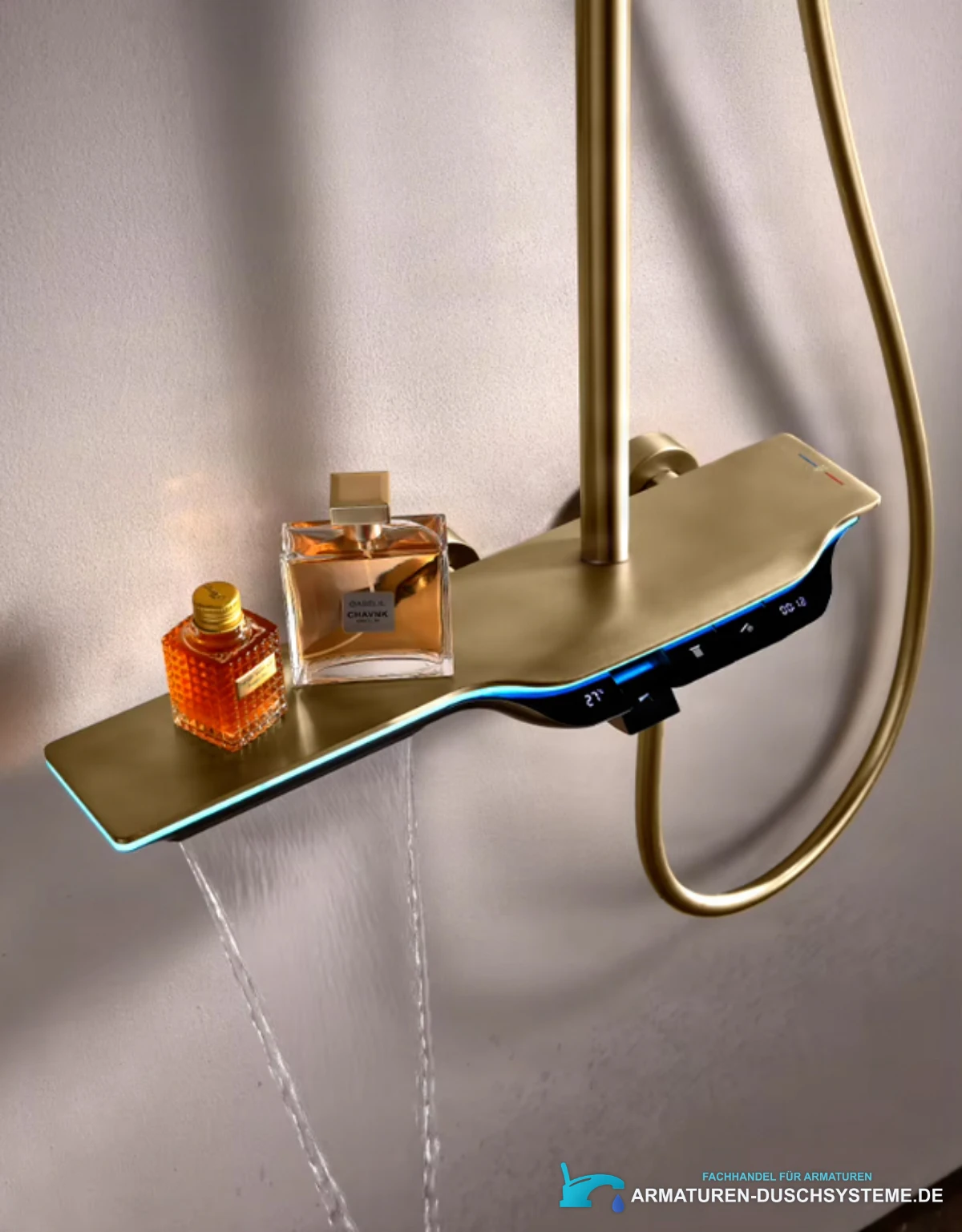 Detail der Thermostatarmatur mit LED-Anzeige und Ablage am Aufputz-Duschset BSE1420
