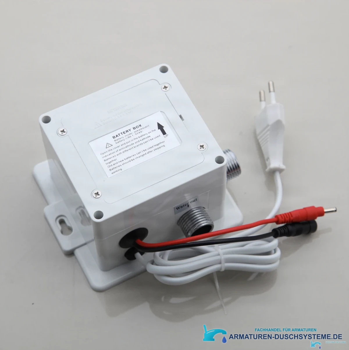 Detail der weißen Steuerbox der Sensor-Wandarmatur BWS1254