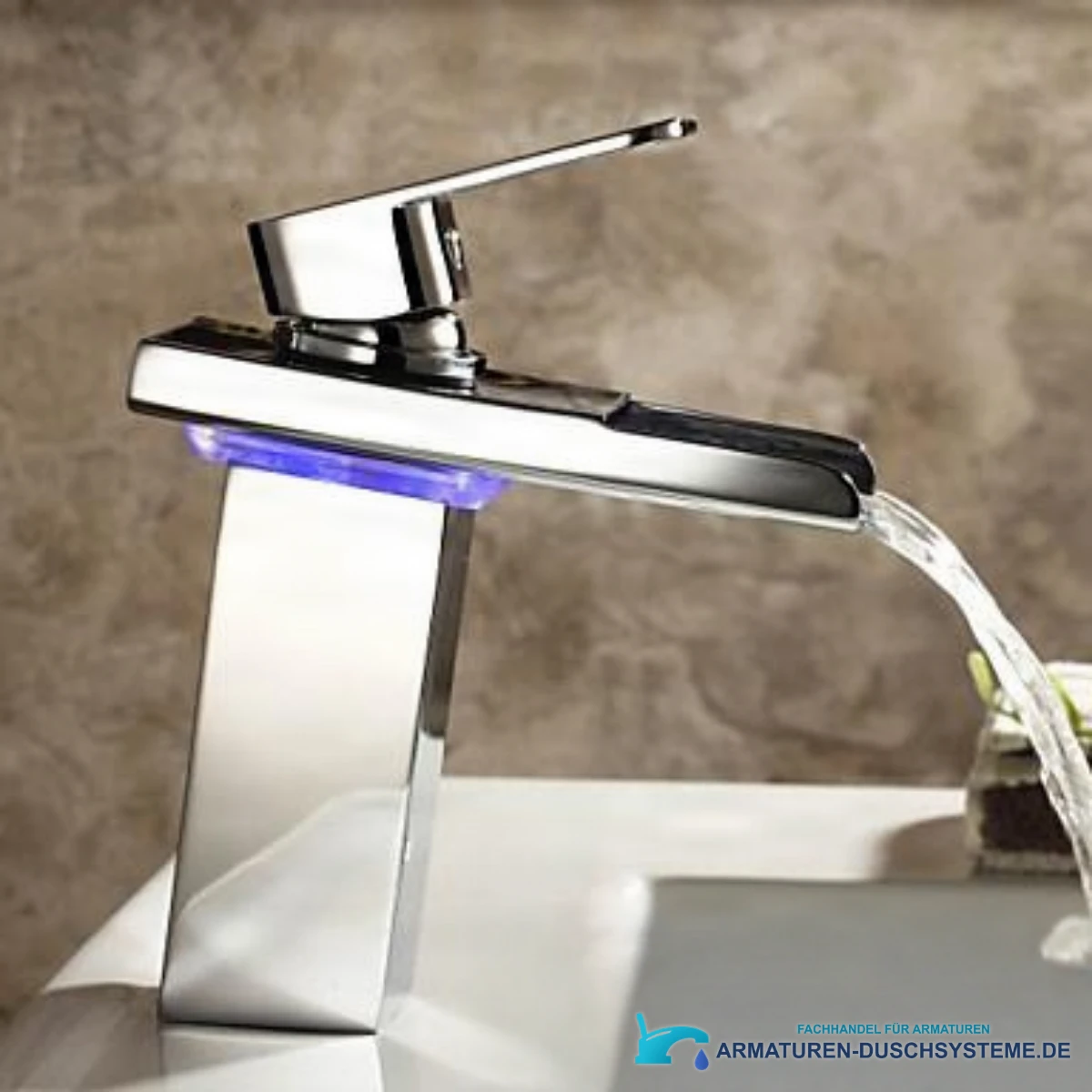 LED-Badarmatur EYN-MF97 mit Wasserfallauslauf in Seitenansicht