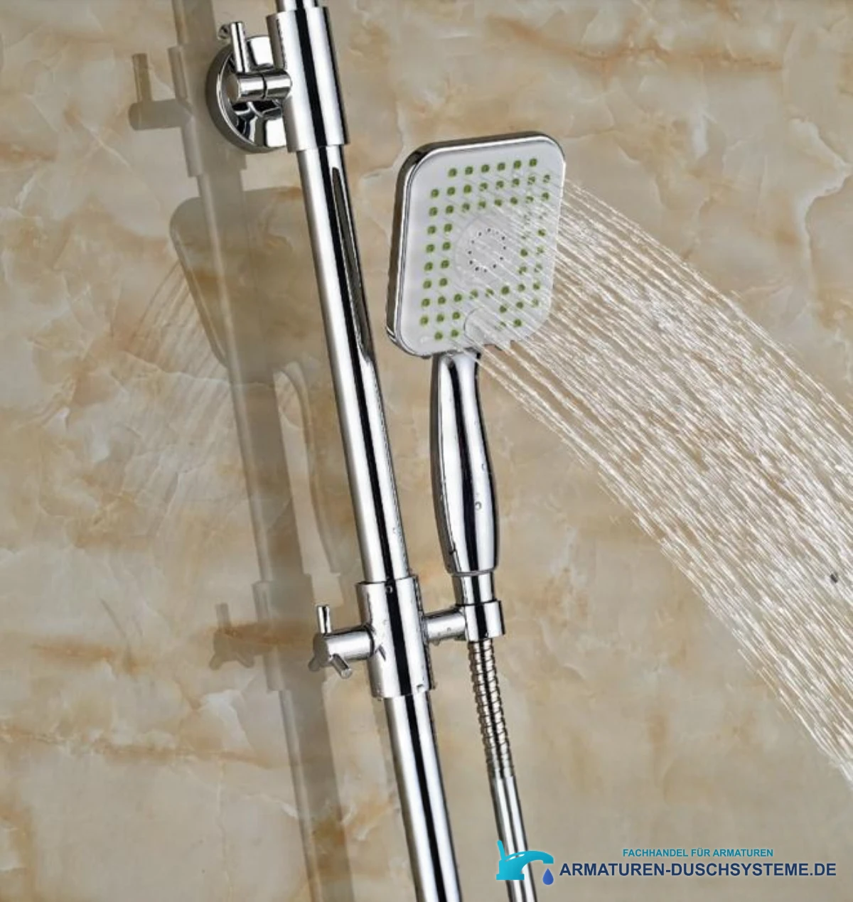 Detail der Handbrause des Duschpaneels EYN NT96245