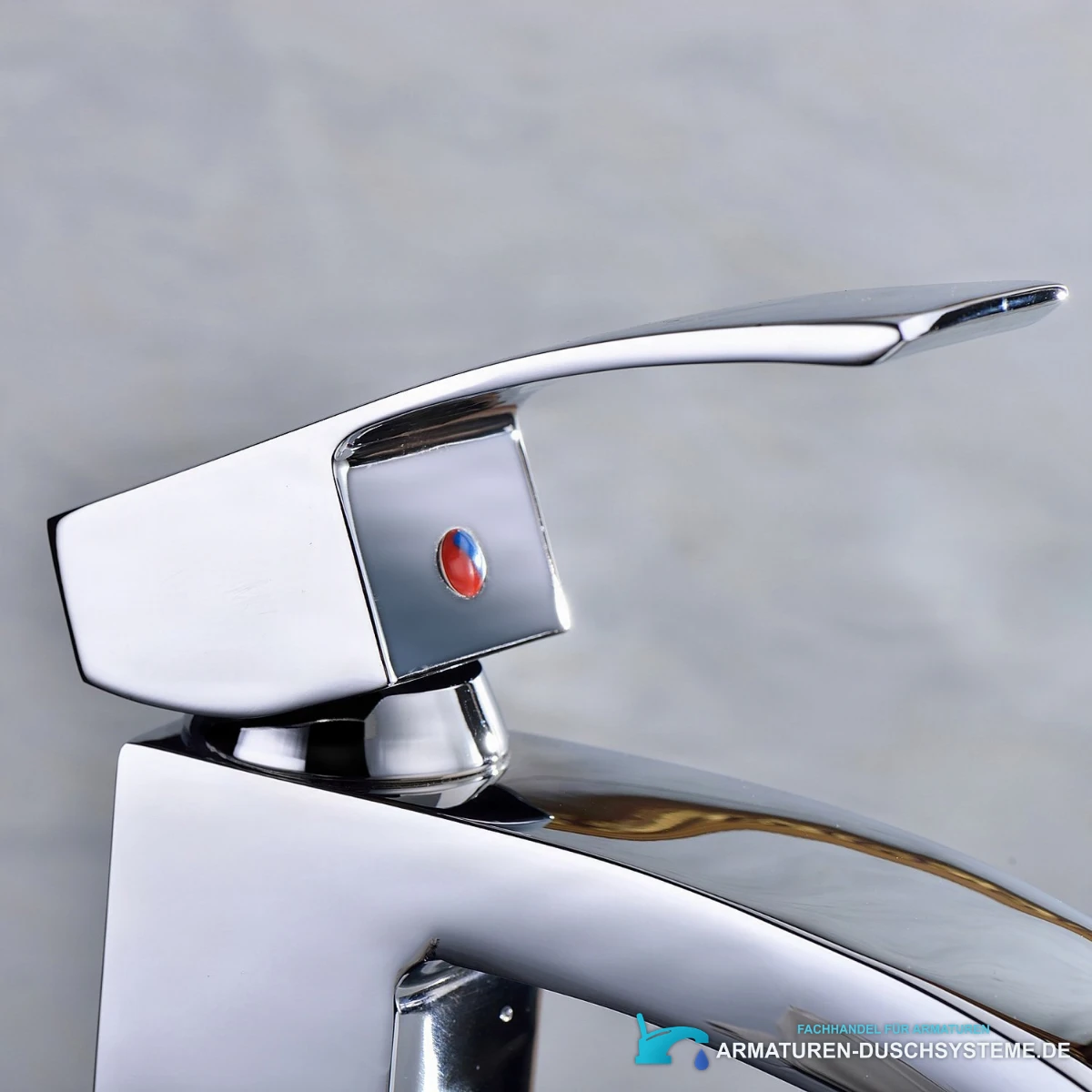 Elegante Badezimmerarmatur EYN 017 in glänzendem Chrom