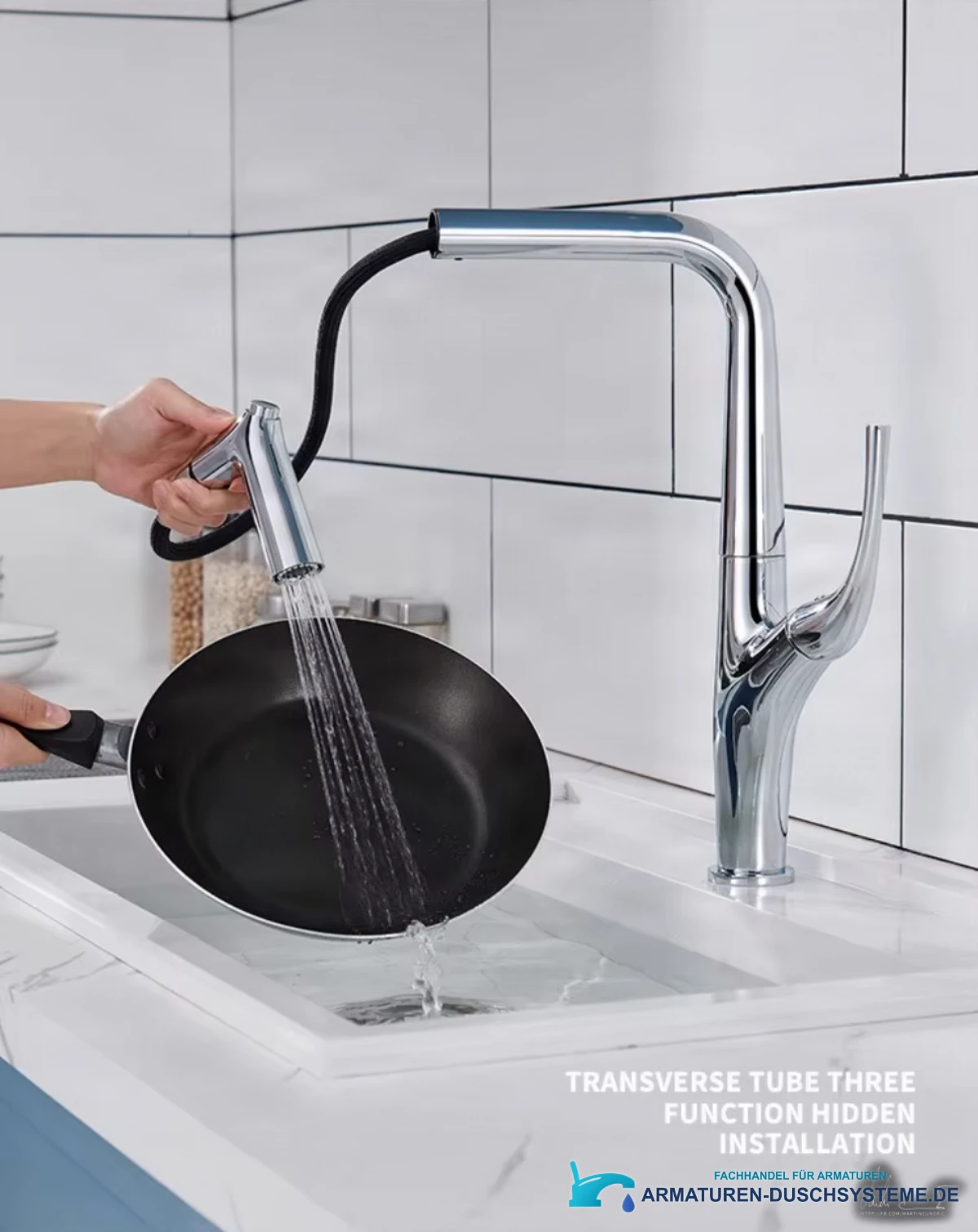Küchenarmatur ELITE EDITION KF1013 im Einsatz beim Abspülen eines Topfes