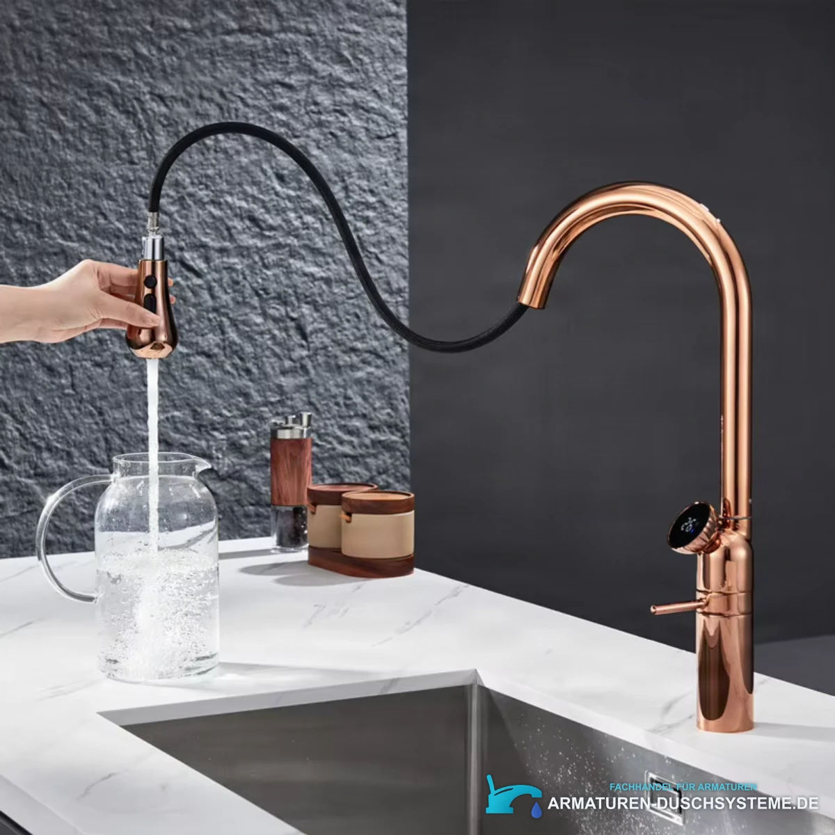 Luxus-Küchenarmatur ELITE EDITION KF1694 in Roségold beim Befüllen eines Krugs