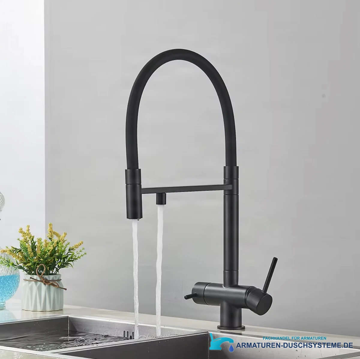 Filter-Küchenarmatur ELITE EDITION KA1643 – zwei getrennte Wasserausläufe in Betrieb