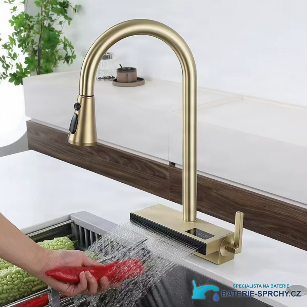 Kuchyňská baterie ELITE EDITION KFS1442 v broušeném zlatém provedení s vytahovací sprškou