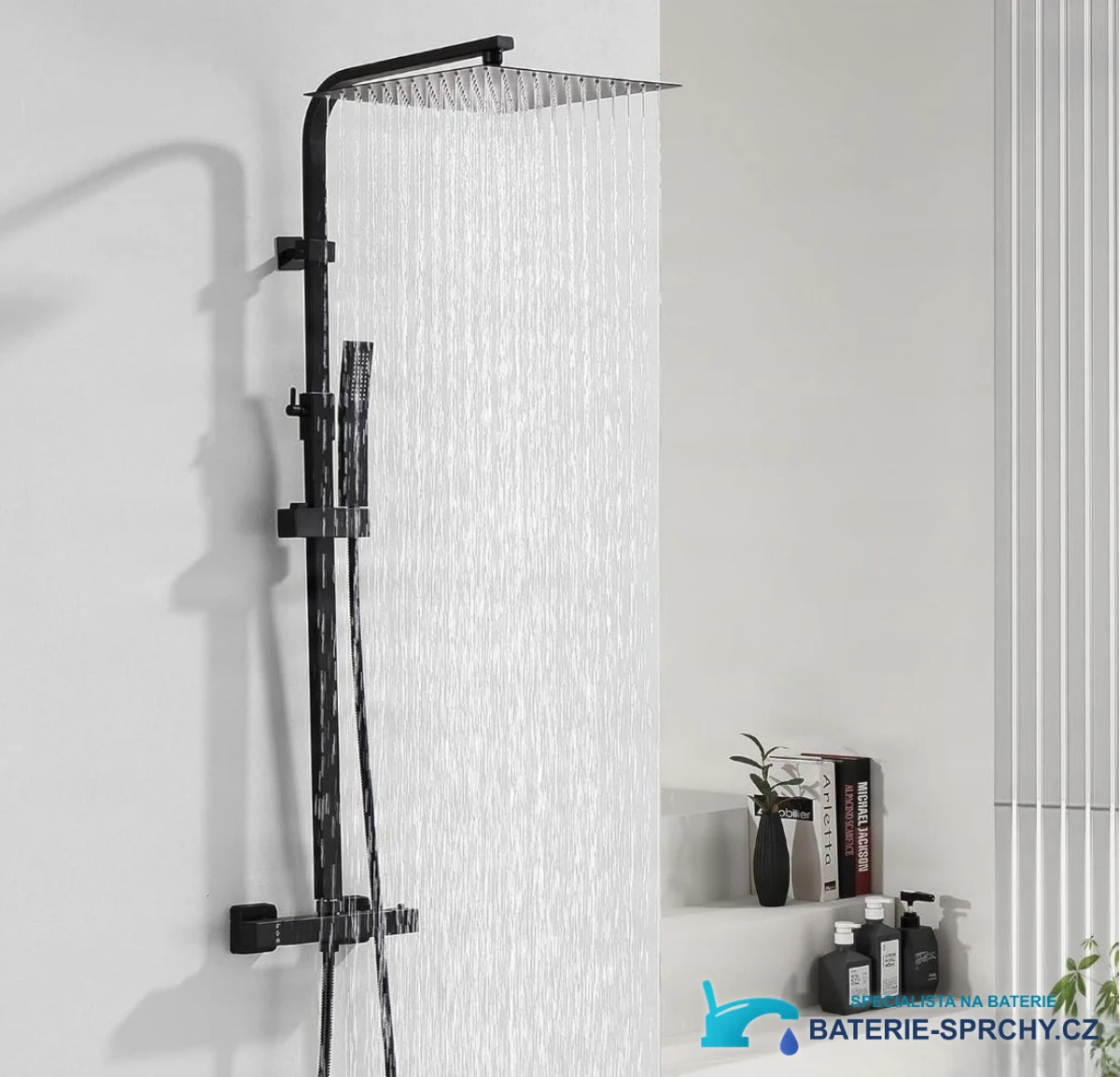 Nástěnný termostatický sprchový panel EYN NT9782 v černém a chromovaném provedení