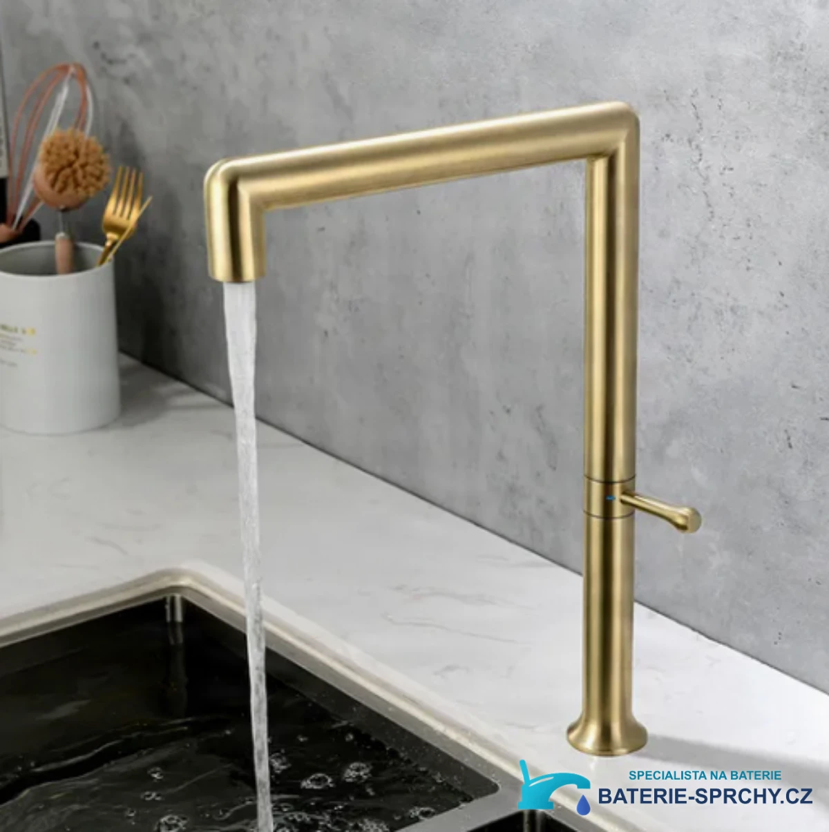 Dřezová baterie KF1044 při používání u moderního kuchyňského dřezu