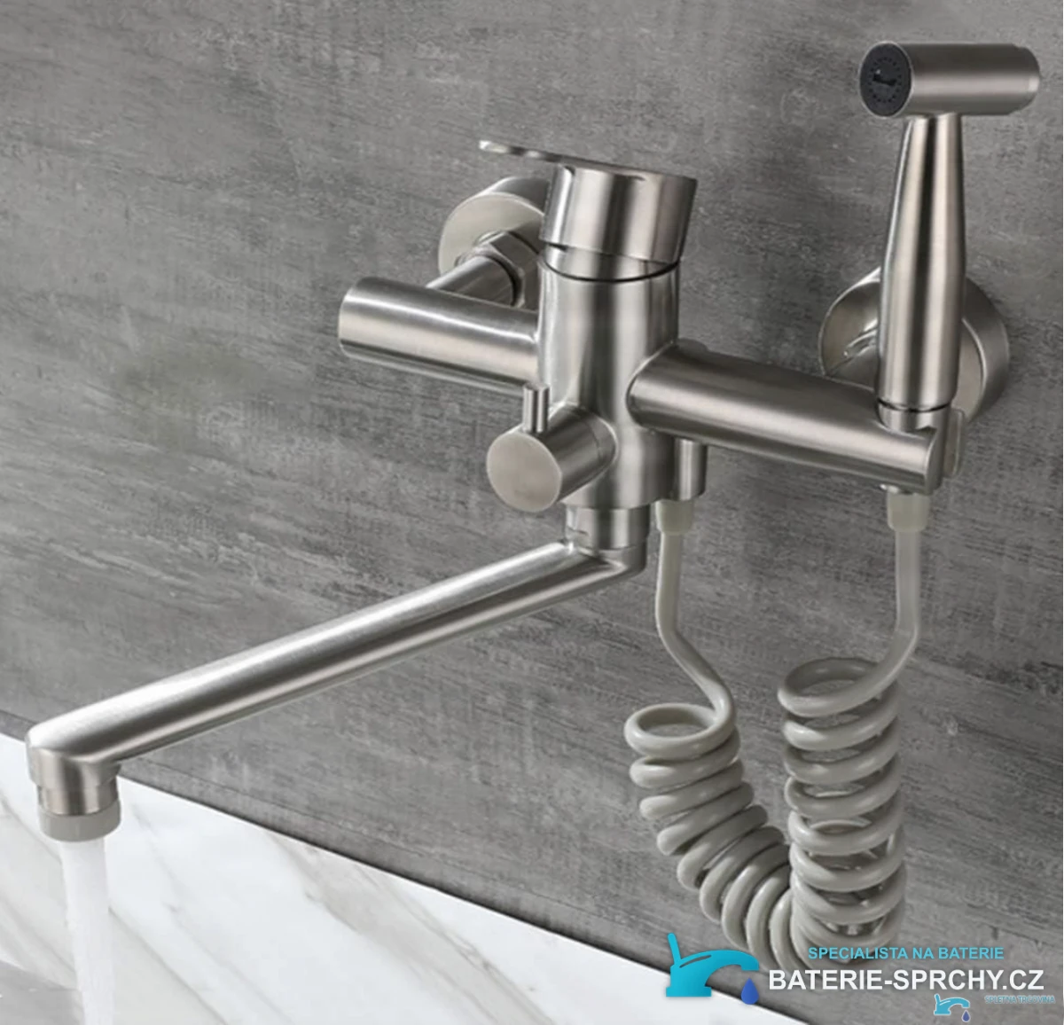 Nástěnná kuchyňská baterie EYN WK1124 – boční pohled s tyčovou ruční sprškou