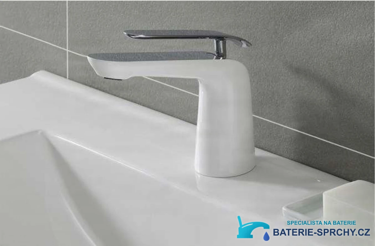 Baterie pro umyvadlo a bidet woo-6963 před šedými obklady stěny