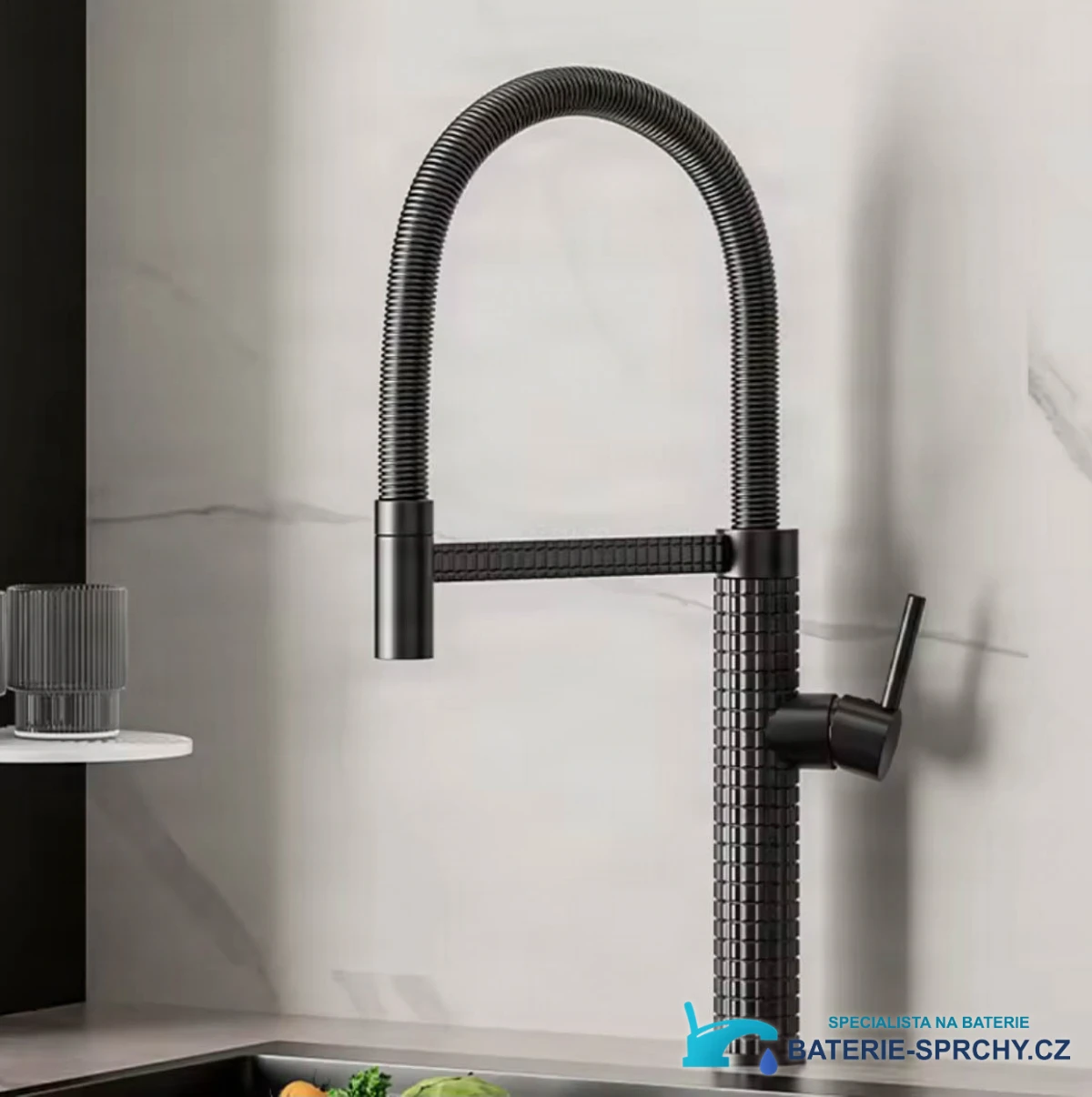 Kuchyňská baterie KS1220 u dřezu s mramorovou stěnou