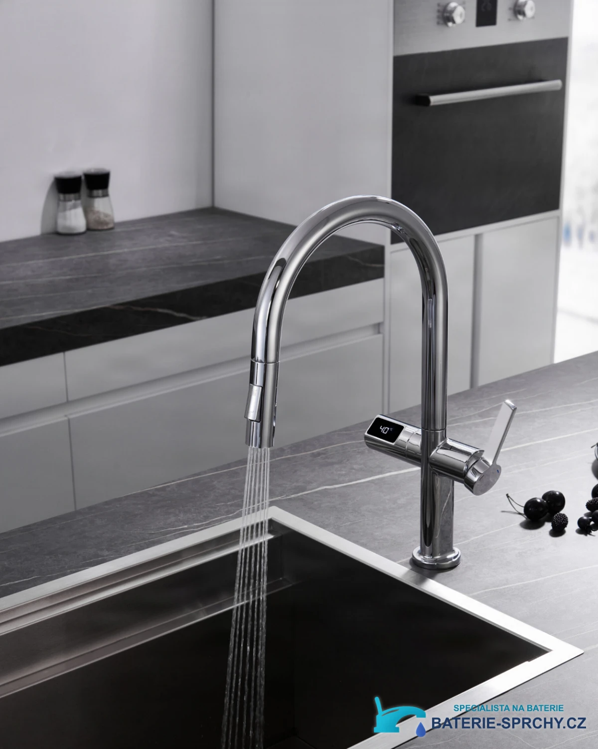 Výsuvná kuchyňská baterie ELITE EDITION KSS1700 v provozu se sprchovým proudem