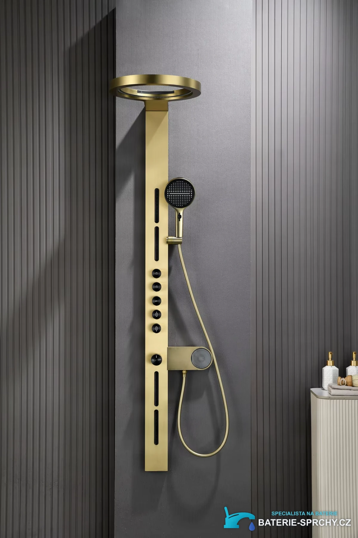 Bathroom Brass Digital ELITE EDITION BSW1726 v provozu: zlatý panel na šedé stěně