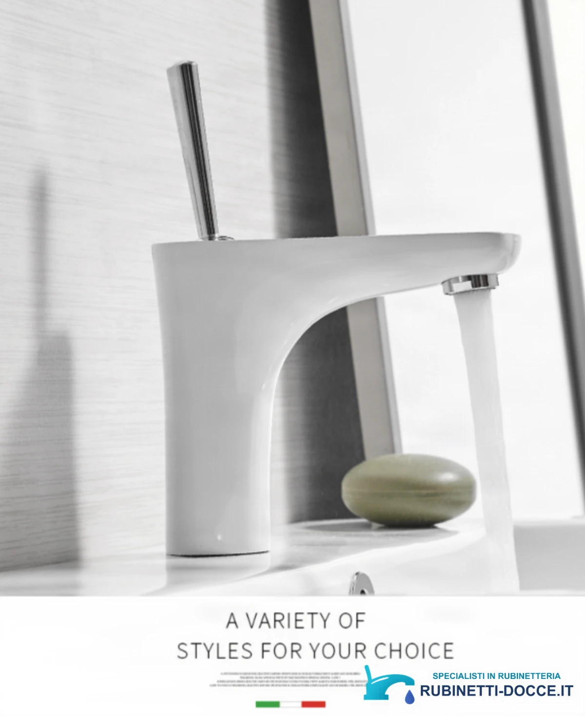 Elegante rubinetto da bagno BKK1306 visto di lato con getto d'acqua
