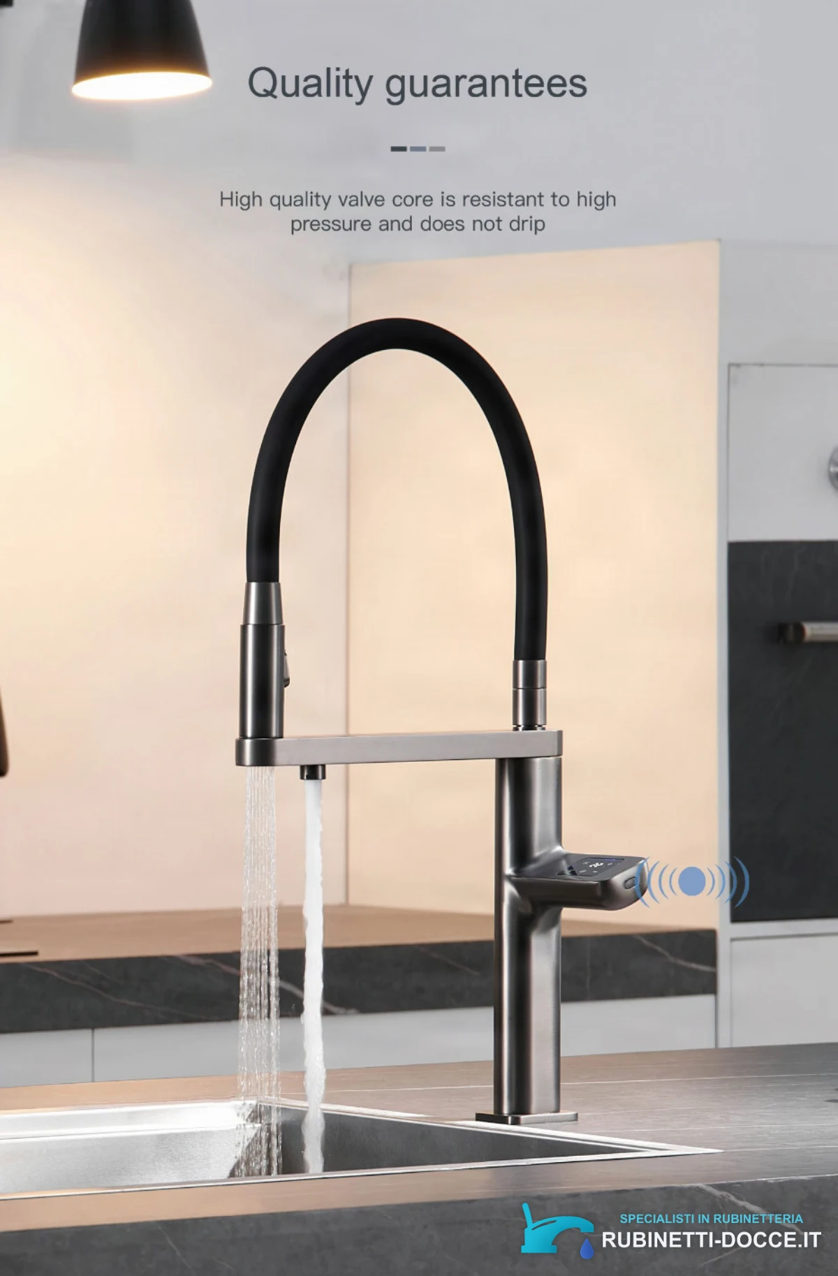 Miscelatore da cucina di lusso ELITE EDITION KFS1814 in uso presso un lavello moderno