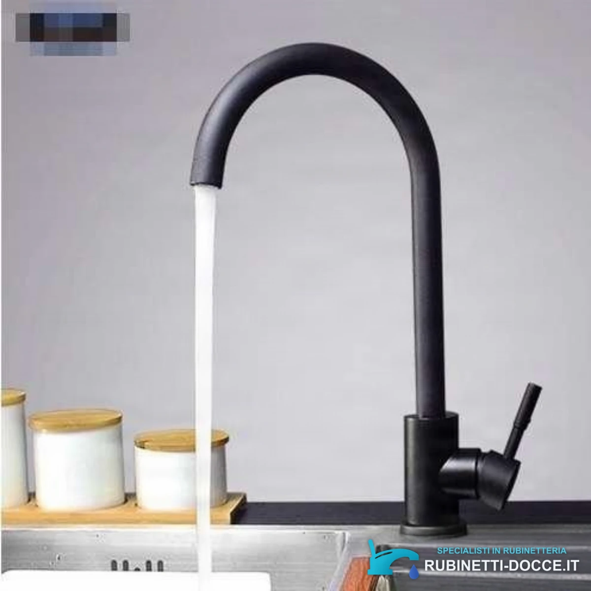 Rubinetto da cucina nero BK1343 installato su un lavello in acciaio inox