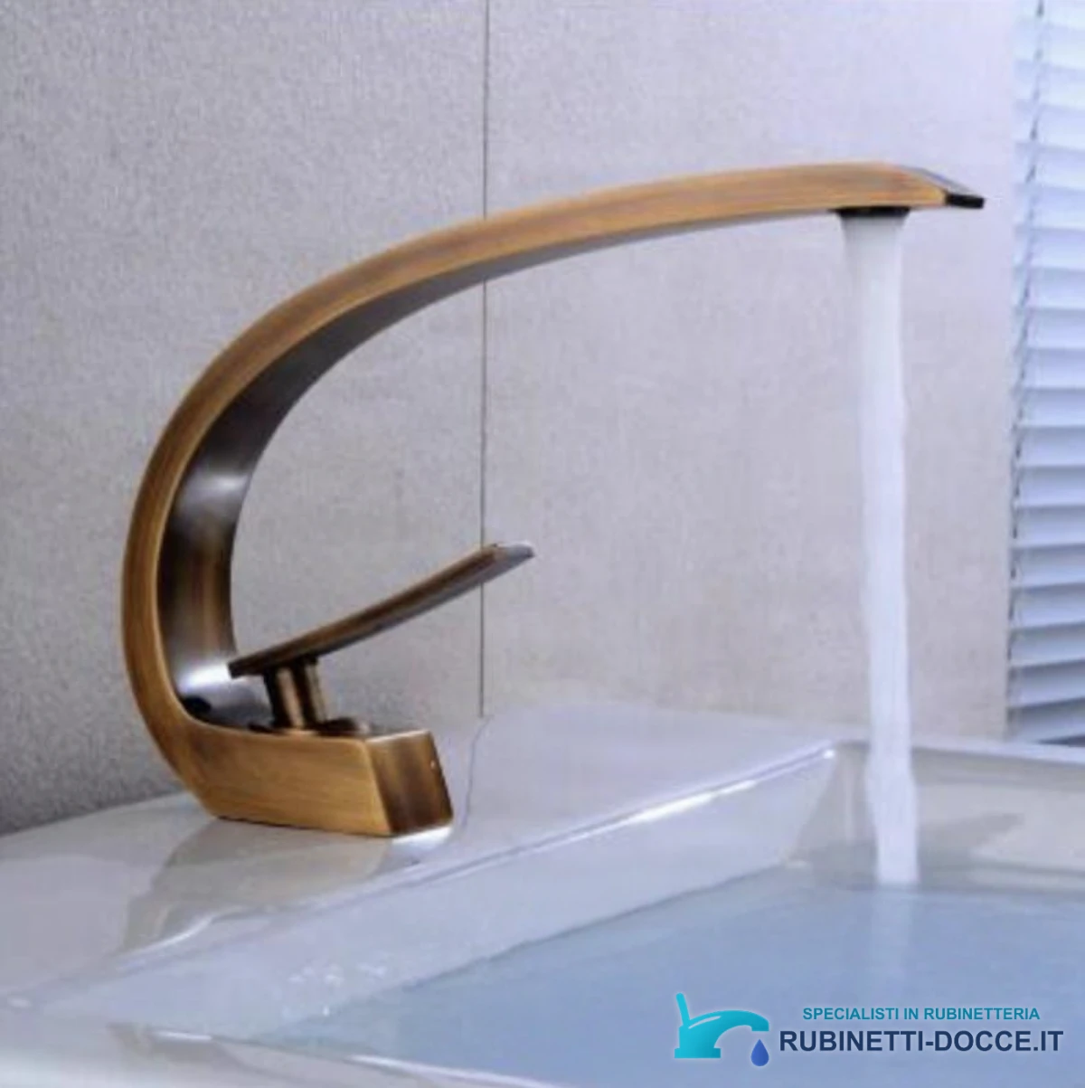 Miscelatore lavabo GB1424-zs ultramoderno in uso su un lavabo bianco