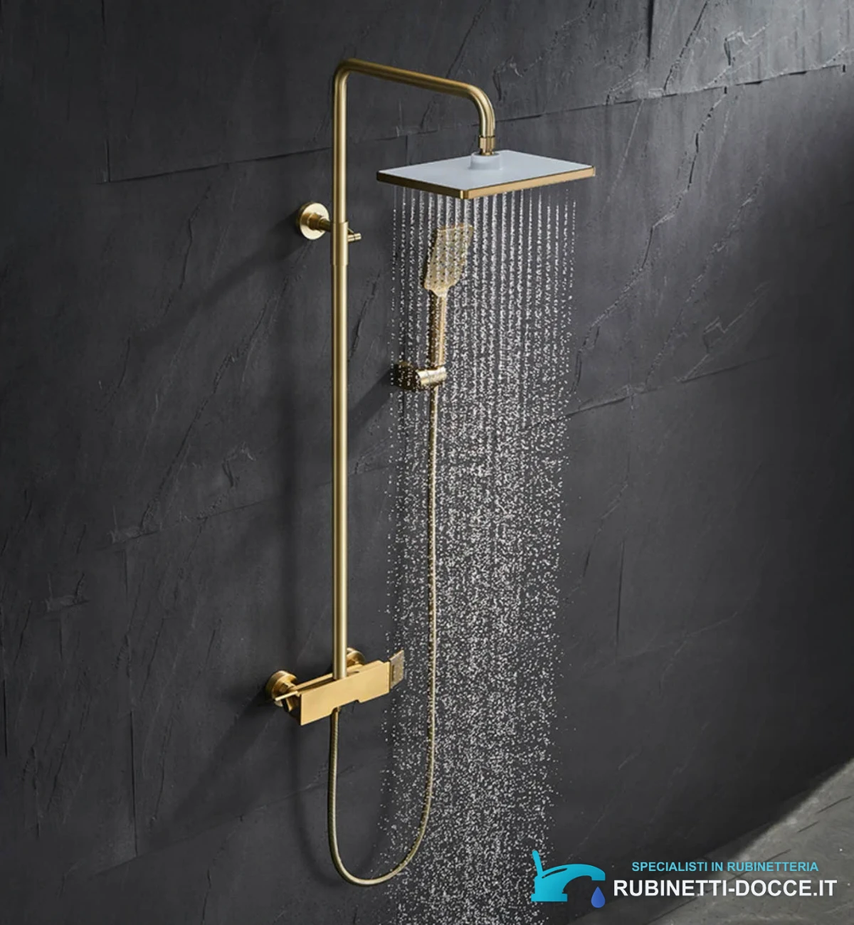 Sistema doccia esterno ELITE EDITION BSE1419 in uso con soffione a pioggia dorato