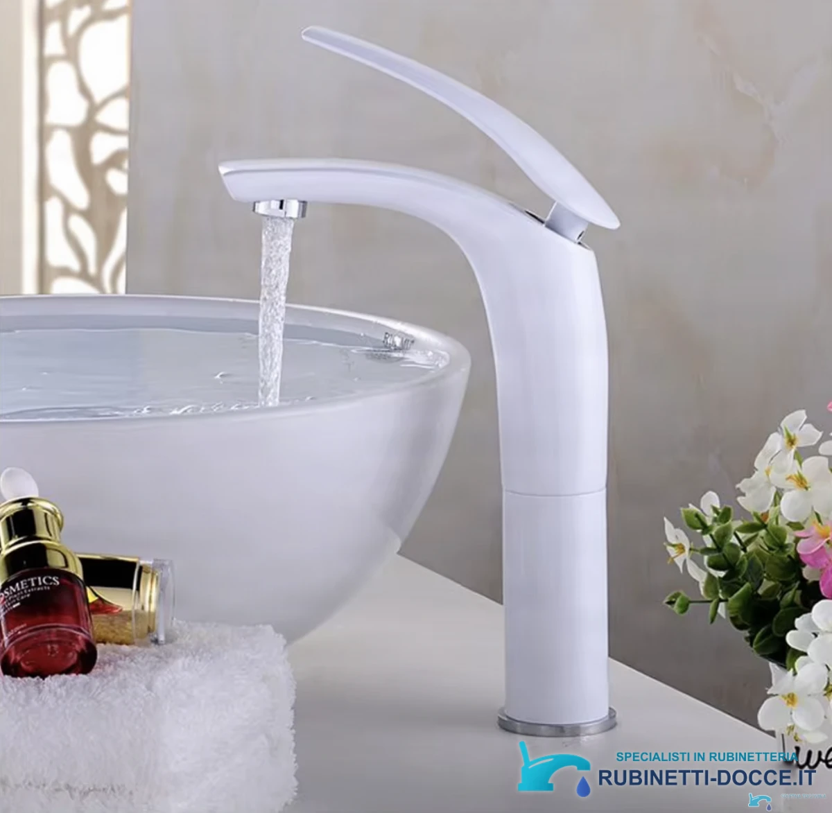 Rubinetto bianco KAB6116 in uso con un lavabo da appoggio