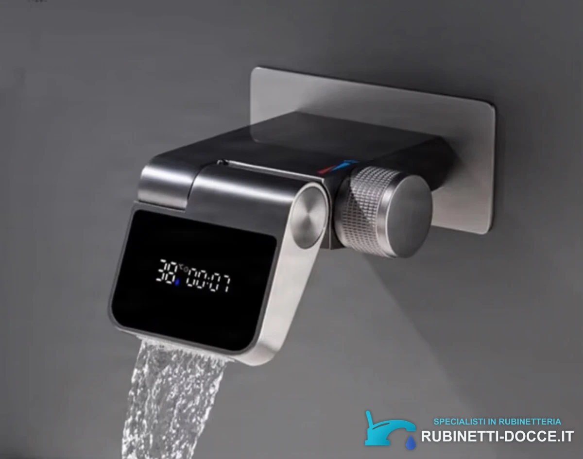 Rubinetto da parete ELITE EDITION BSW1500 con display della temperatura e bocca a cascata girevole a 180°, in più finiture
