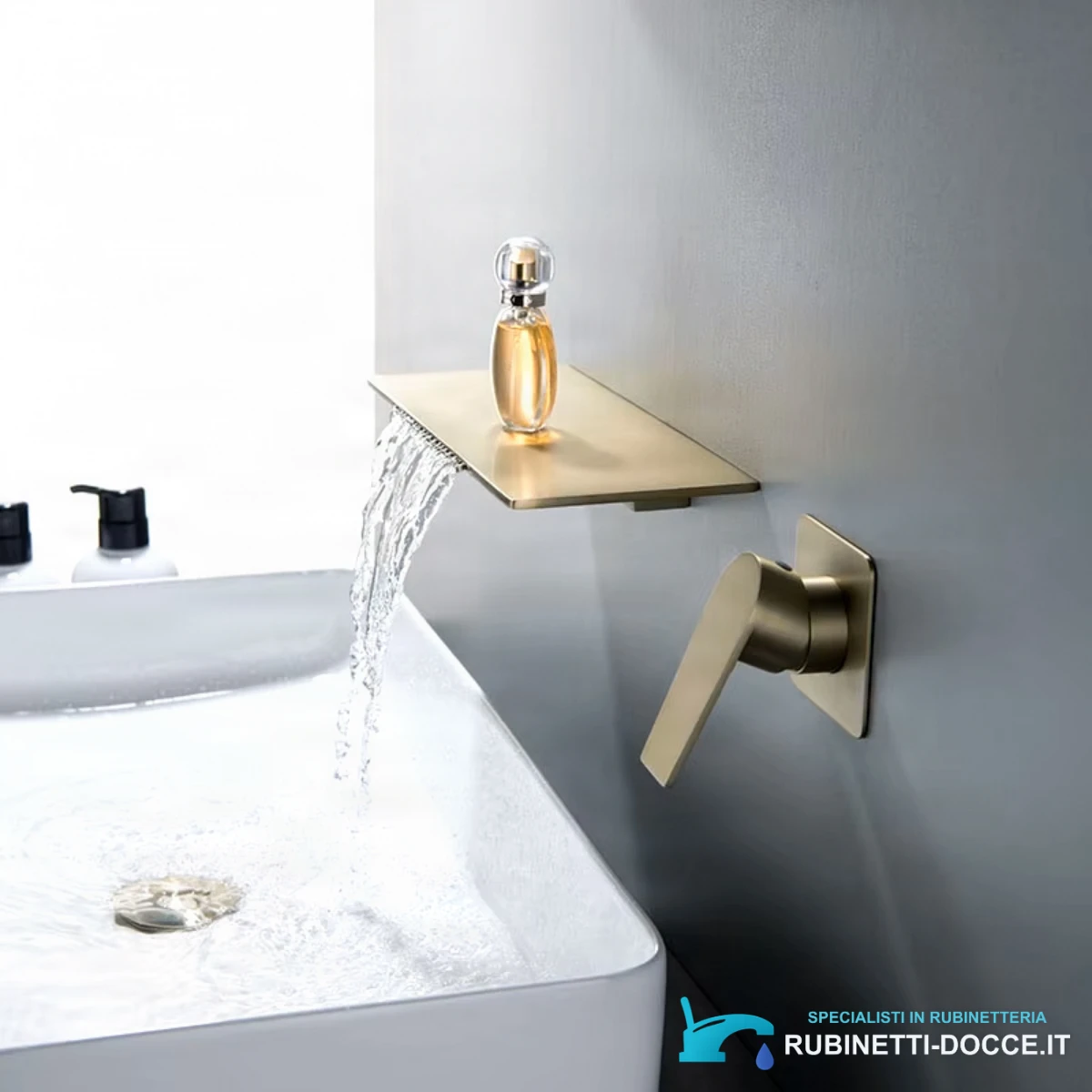 Miscelatore a cascata BSW1722 installato: rubinetto oro sul lavabo bianco