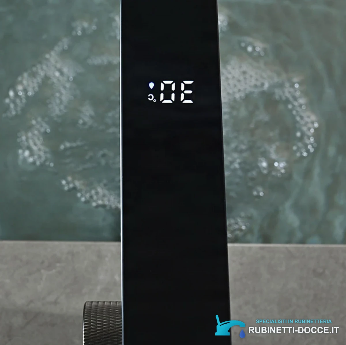 Dettaglio del display LED della temperatura del rubinetto lavabo ELITE EDITION BS1826 a 30 °C