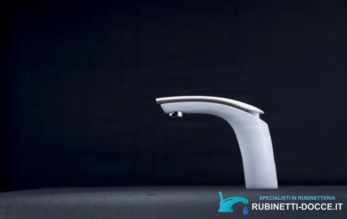 Elegante rubinetto bianco KAB6116, profilo laterale con bocca piatta