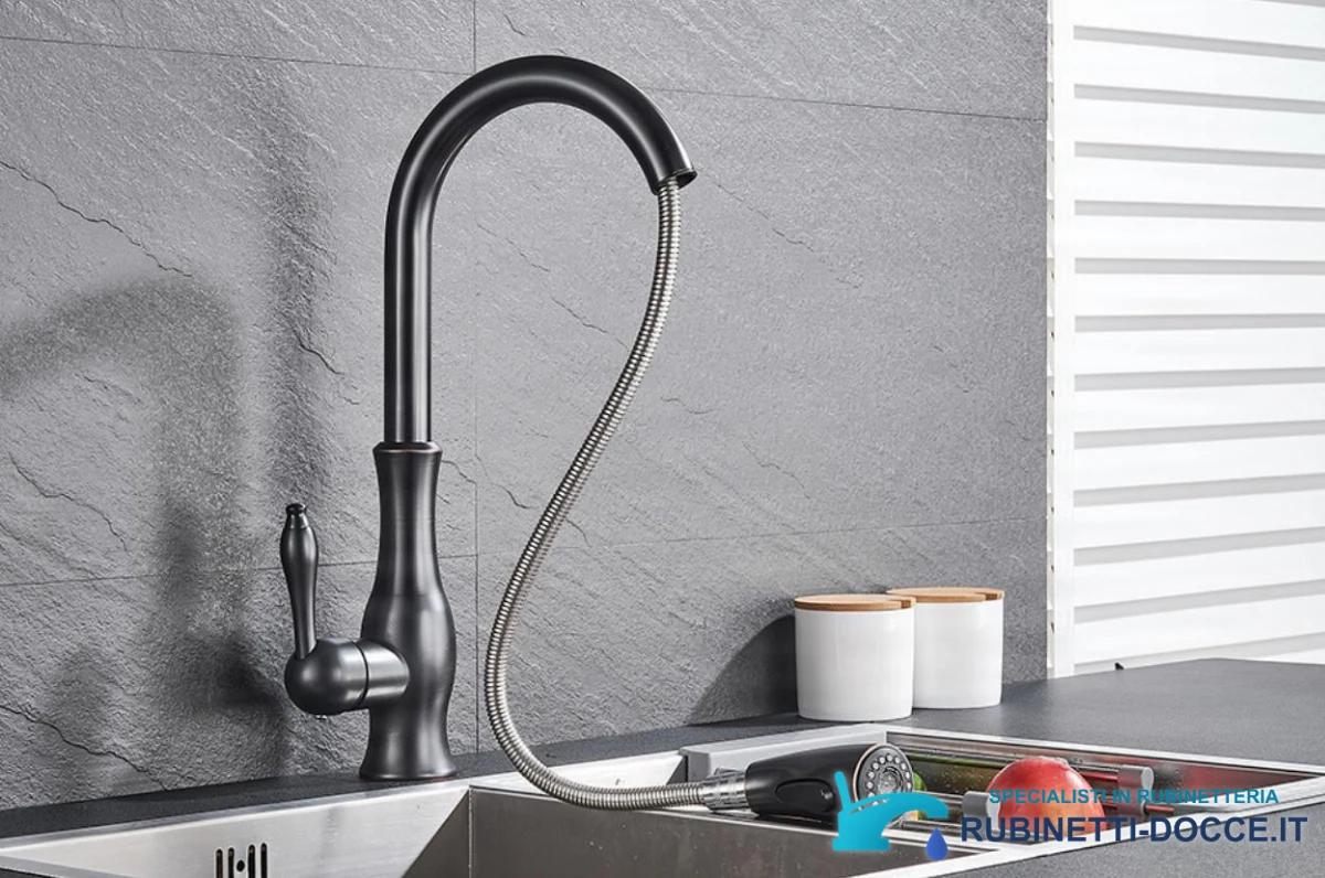 Rubinetto da cucina KZI5517 in uso: lavello in acciaio inox con doccetta estraibile nera opaca