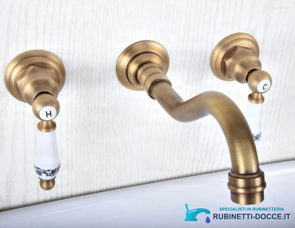 Rubinetto rustico a parete AQ1405 sopra un lavabo bianco