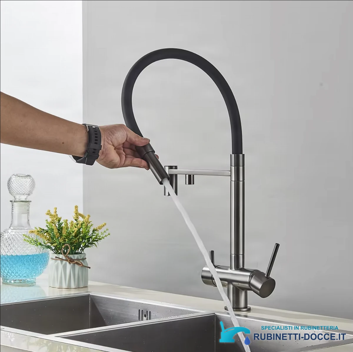 Miscelatore filtrante da cucina Elite Edition KA1643 in uso con doccetta estraibile