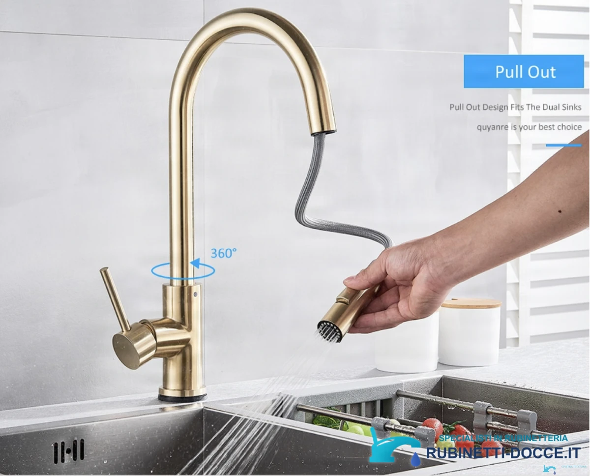 Miscelatore da cucina touch dorato GK1218 in uso su un lavello a due vasche