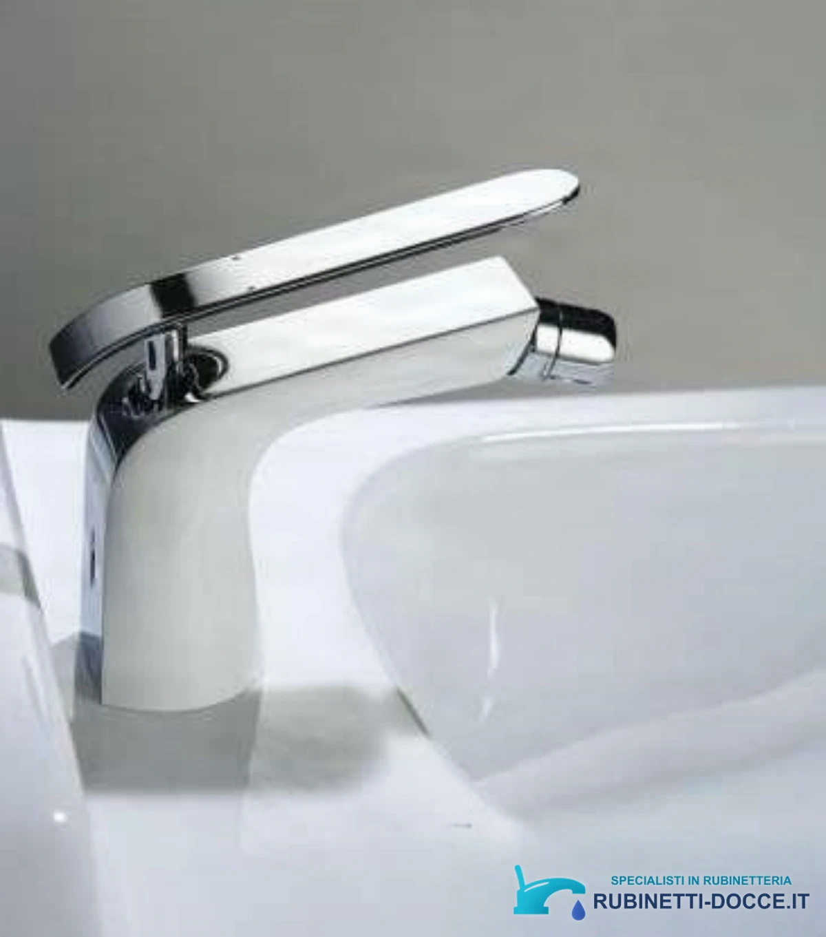Dettaglio della leva cromata e della bocca orientabile del rubinetto bidet bianco woo-6963