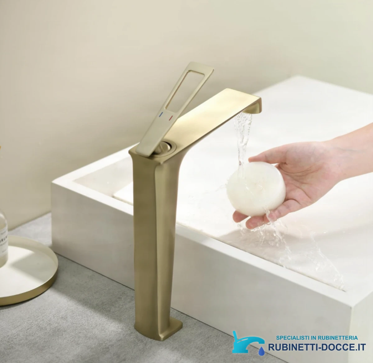 Rubinetto per lavabo ELITE EDITION BBS1257 in ottone con bocca a cascata, disponibile in più finiture