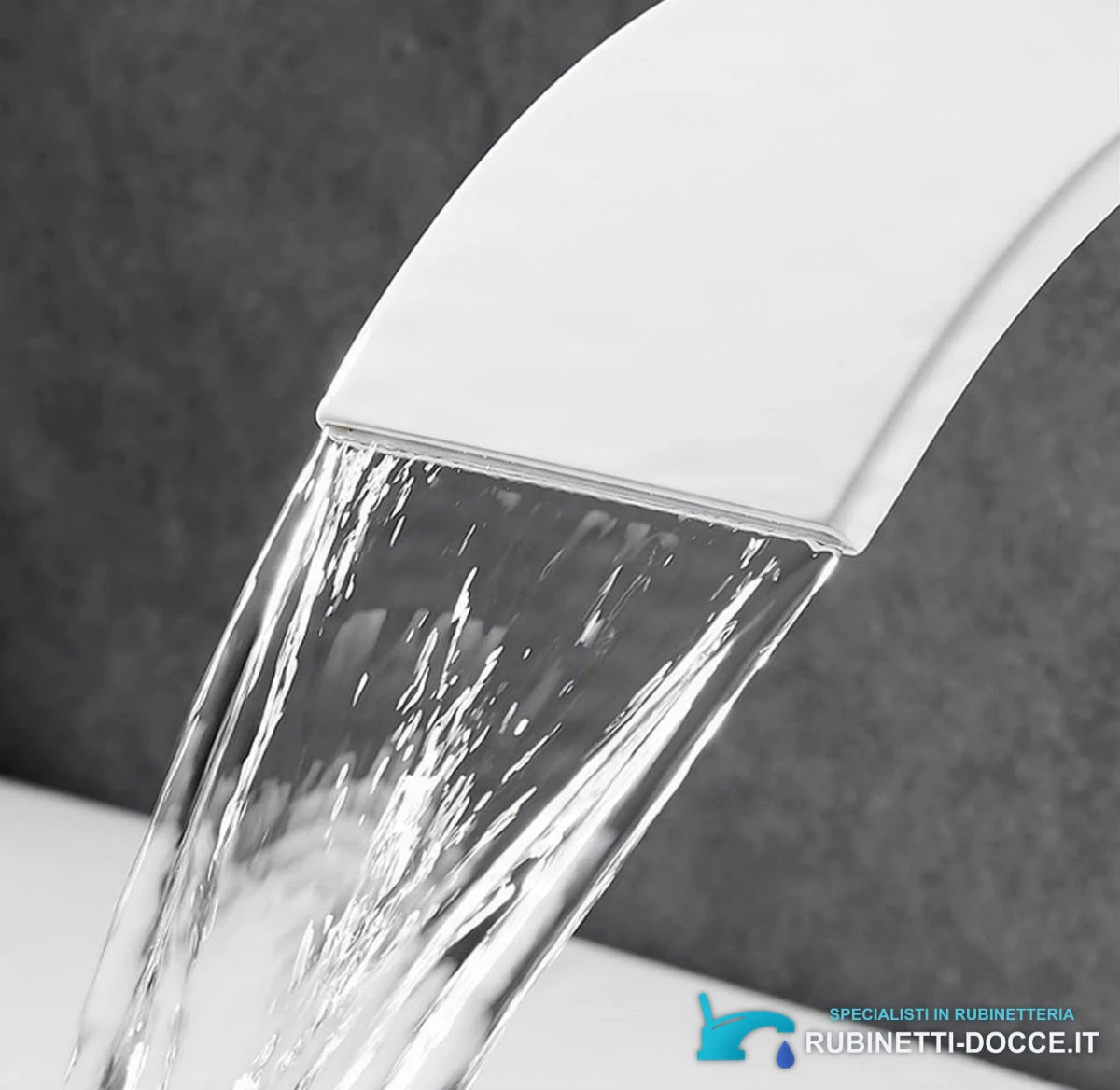 Dettaglio dell'ampia bocca a cascata del miscelatore da bagno EYN103 in bianco