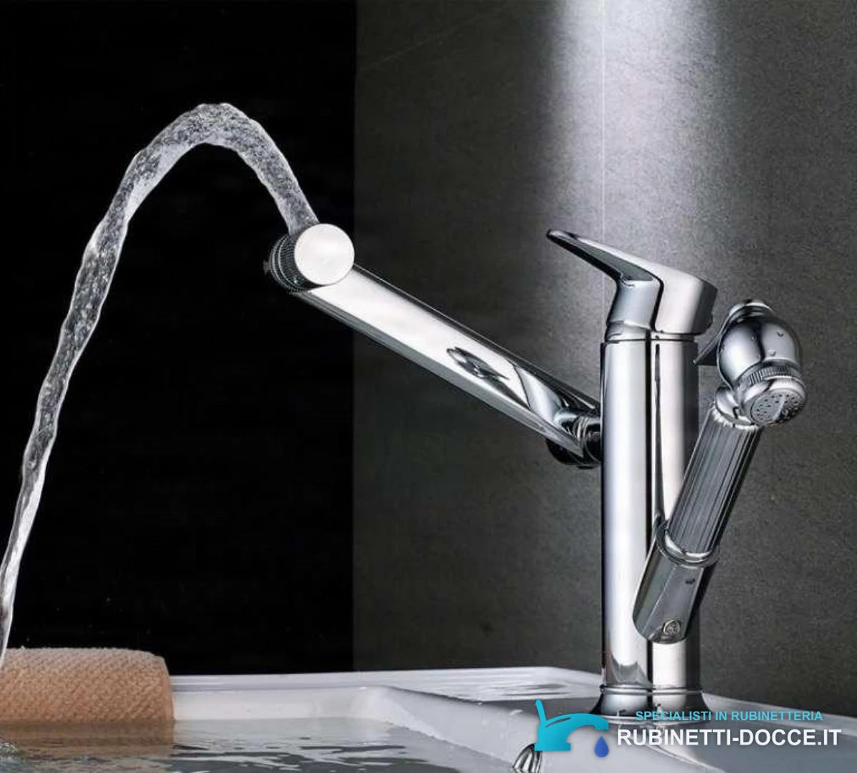 Miscelatore cucina orientabile EYN BIO1546 in uso sul lavello