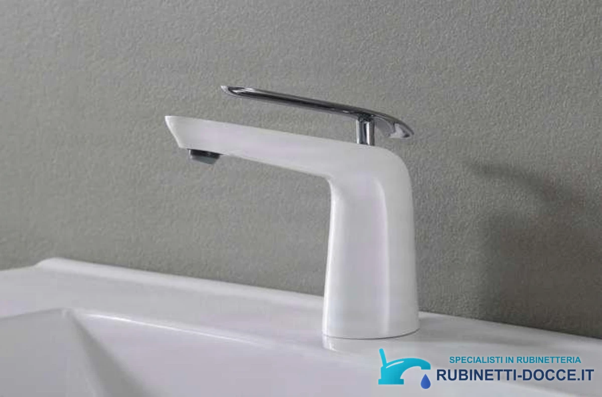 Rubinetto per lavabo e bidet woo-6963 montato su un lavabo bianco