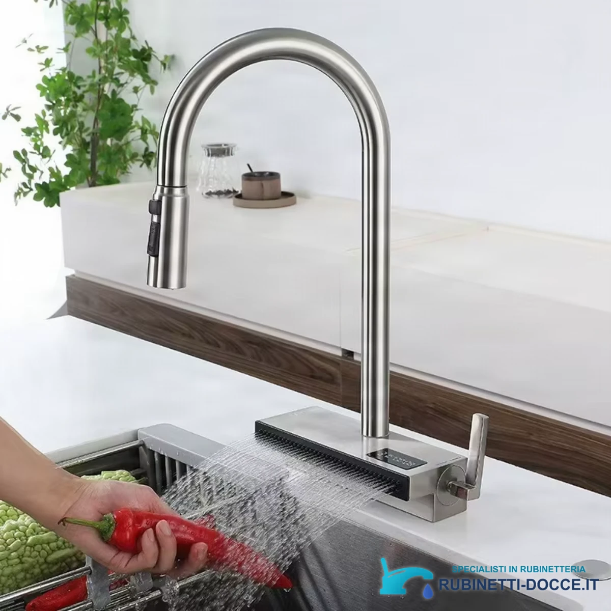 Miscelatore da cucina ELITE EDITION KFS1442 in uso: metallo spazzolato sul lavello
