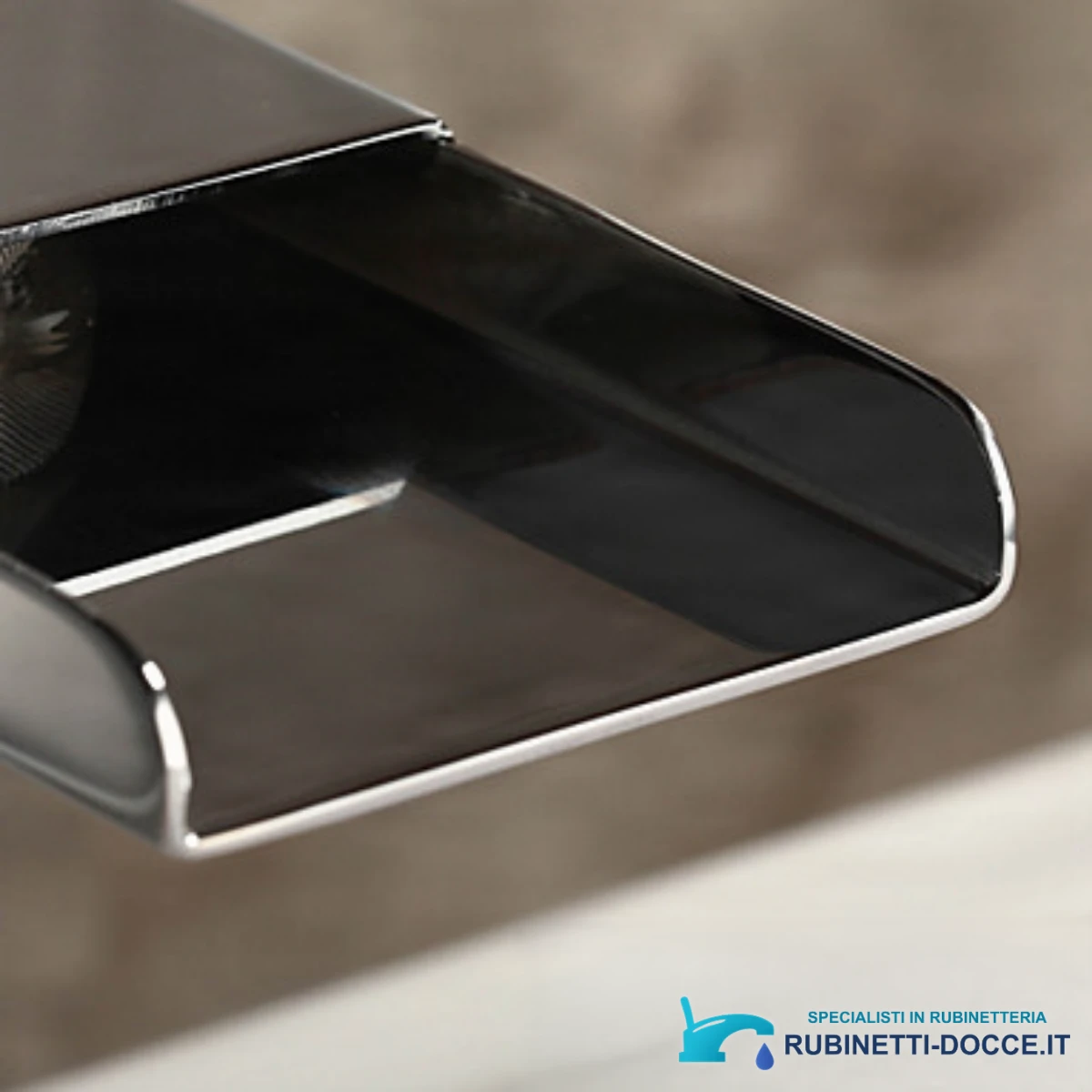 Dettaglio della bocca a cascata aperta del rubinetto bagno LED EYN-MF97