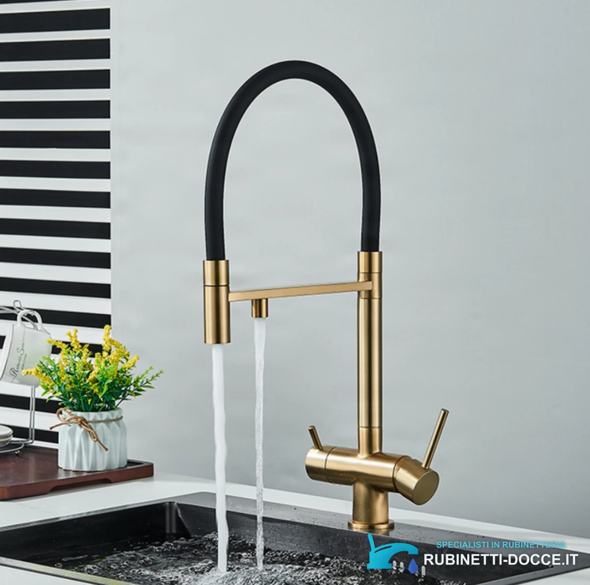 Miscelatore filtrante da cucina ELITE EDITION KA1643 in uso su un lavello nero